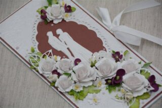 valgete roosidega pulmakaart